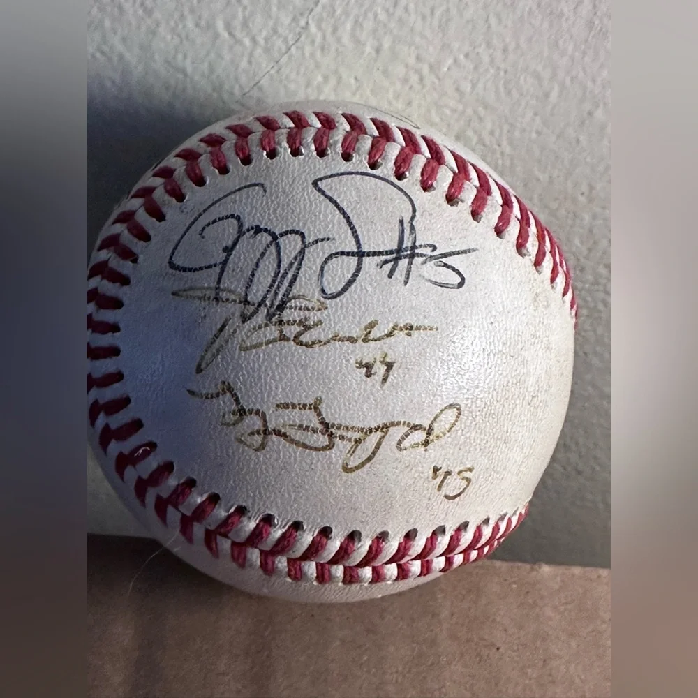 MYSTERY AUTOGRAPHED Baseball please read below 👇many autographs one ball